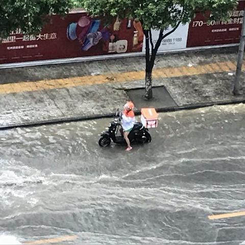 成都拉响大暴雨最新预警，全城联动应对强降雨天气