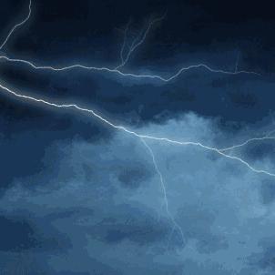 厦门今日遭遇暴雨袭击，全市拉响预警，多部门紧急响应