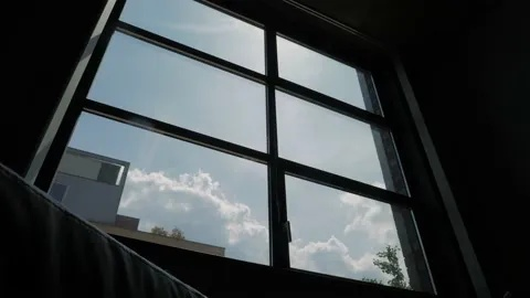 晚七点半，那扇望向天空的窗