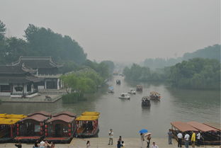 明日扬州烟雨濛，待晴空。